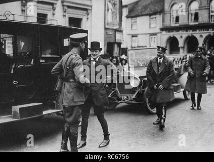 General Sir Ian Hamilton, Winston Churchill sein Bruder Jack und der Abgeordnete F.E.Smith in Buckingham. September 1913, während der Manöver der Armee. Stockfoto
