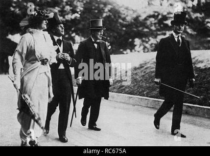 Winston Churchill, Clementine Churchill, Admiral Hood und Privatsekretärin Eddie Marsh an den Lords Cricket Ground. 1913 Stockfoto