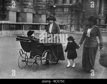 Winston Churchill nur zwei Kinder, Randolph und Diana wandern mit ihrem Kindermädchen außerhalb Admiralty House. 1913 Stockfoto
