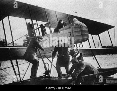 Winston Churchill, nach einem Übungsflug in Eastchurch. Februar 1914 Stockfoto