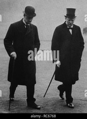 Winston Churchill und Sir Edward Gray beim Spaziergang über die Horse Guards Parade am Vorabend des Krieges, 1914. Juli. Stockfoto