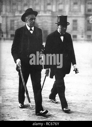 Winston Churchill und ehemaliger Premierminister, A. J. Balfour gehen über Horse Guards Parade. Mai 1915. Stockfoto