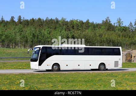 Moderne, weiß Trainer Bus an Geschwindigkeit auf der Autobahn an einem sonnigen Tag im Sommer. Stockfoto