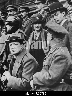 Winston Churchill beobachtet den vormarsch britischer Truppen, Eddie Marsh hinter Churchill in Melone Hut. Lille, 29. Oktober 1918 Stockfoto