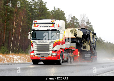 Raasepori, Finnland - Dezember 27, 2018: Scania R730 Truck von janhunen Hols Metso Lokotrack LT106 mobile Kiefer brecheranlage am Anhänger bei feuchter Witterung. Stockfoto