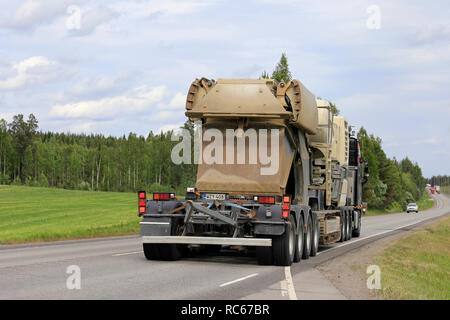 Uurainen, Finnland - 15. Juni 2018: Auflieger Hols industrielle Ausrüstung als große Last Road Transport entlang der Autobahn 4 an einem Tag des Sommers, Ansicht von hinten. Stockfoto