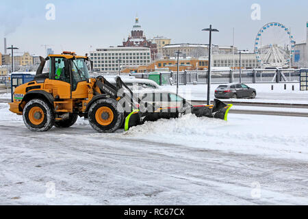 Helsinki, Finnland - 9. Januar 2019: Schneeräumen mit Volvo L 50 G kompakte Radlader mit Schneepflug in Helsinki ausgestattet an einem Tag im Winter. Stockfoto