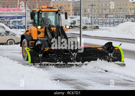 Helsinki, Finnland - 9. Januar 2019: Schneeräumen mit Volvo L 50 G kompakte Radlader mit modernen Schneepflug in Helsinki ausgestattet an einem Tag im Winter. Stockfoto