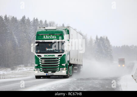 Salo, Finnland - Dezember 21, 2018: Grün und Weiß Scania R 450 Auflieger und Lkw auf verschneiten Landstraße in starker Schneefall im Süden von Fin Stockfoto