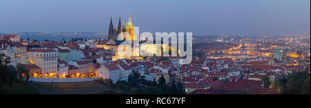 Prag - das Panorama der Stadt mit der Burg und der St. Veits Dom in der Abenddämmerung. Stockfoto