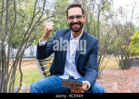 Porträt der erfolgreiche Geschäftsmann Holding digital Tablet Stockfoto