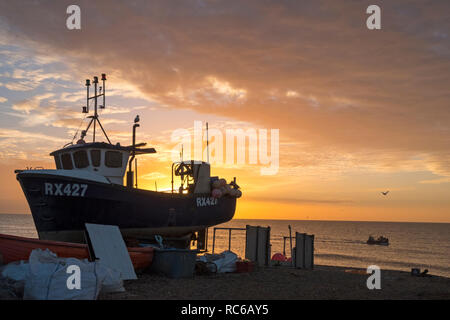 Hastings, East Sussex. 14. Januar 2019. UK Weather: Fischer bringen den nächtlichen Fischfang ein. Hastings verfügt über die größte Fischereiflotte am Strand in Europa. Stockfoto