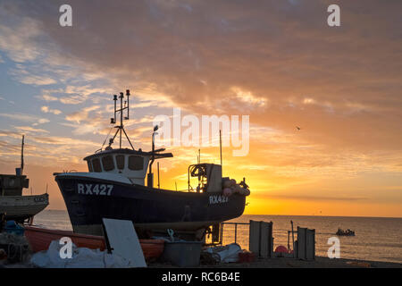 Hastings, East Sussex. 14. Januar 2019. UK Weather: Fischer bringen den nächtlichen Fischfang ein. Hastings verfügt über die größte Fischereiflotte am Strand in Europa. Stockfoto