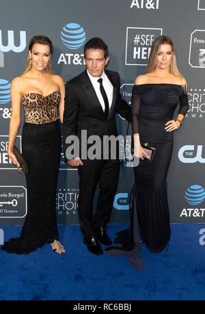 Nicole Kimpel (L-R), Antonio Banderas und Barbara Kimpel nehmen an der 24. jährlichen Critics' Choice Awards auf der Barker Hangar in Santa Monica, Los Angeles, Kalifornien, USA, am 13. Januar 2019. | Verwendung weltweit Stockfoto