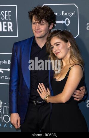 Brett Dier und Haley Lu Richardson nehmen an der 24. jährlichen Critics' Choice Awards auf der Barker Hangar in Santa Monica, Los Angeles, Kalifornien, USA, am 13. Januar 2019. | Verwendung weltweit Stockfoto