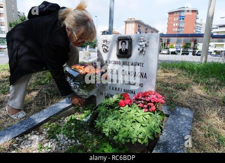 DEPOSITION von Blumen auf dem LAPIDE IM GEDENKEN AN ANDREA KAMPAGNE ERMORDET AM 19. APRIL 1979 IN EINER WEISE DER ARMEE PROLETARIES FÜR DEN KOMMUNISMUS zwischen Cesare Battisti (Nicola Marfisi/Fotogramma, Mailand - 2011-06-10) ps das Foto ist verwendbar in Bezug auf den Kontext, in dem es aufgenommen wurde, und ohne die diffamierende Absicht der Anstand der Personen vertreten (Nicola Marfisi/Fotogramma, Foto Archiv - 2019-01-14) p.s. La foto e 'utilizzabile nel rispetto del contesto in Cui e' Stata scattata, e senza intento diffamatorio del decoro delle Persone rappresentate Stockfoto