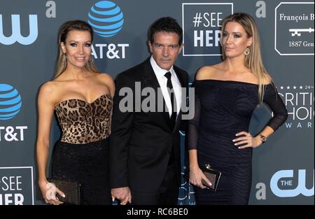 Nicole Kimpel (L-R), Antonio Banderas und Barbara Kimpel nehmen an der 24. jährlichen Critics' Choice Awards auf der Barker Hangar in Santa Monica, Los Angeles, Kalifornien, USA, am 13. Januar 2019. | Verwendung weltweit Stockfoto