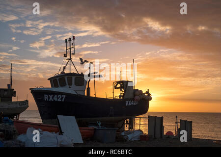 Hastings, East Sussex. 14. Januar 2019. UK Weather: Fischer bringen den nächtlichen Fischfang ein. Hastings verfügt über die größte Fischereiflotte am Strand in Europa. Stockfoto