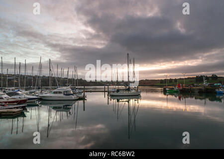 Kinsale, Cork, Irland. 14. Januar, 2019. Freizeitaktivitäten Handwerk gebunden ist und die Marina, in der Küstenstadt Kinsale, Co Cork, Irland. Stockfoto