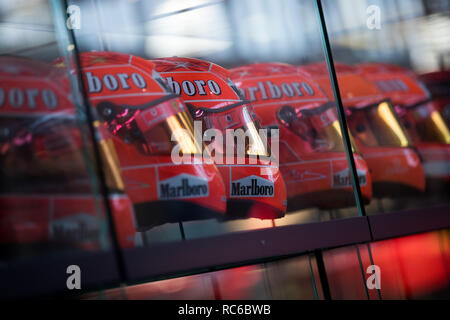 03. Dezember 2018, Nordrhein-Westfalen, Köln: Helme von Michael Schumacher können in der Ausstellung die 'Michael Schumacher Private Collection' an motorworld gesehen werden. Foto: Rolf Vennenbernd/dpa Stockfoto