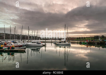 Kinsale, Cork, Irland. 14. Januar, 2019. Freizeitaktivitäten Handwerk gebunden ist und die Marina, in der Küstenstadt Kinsale, Co Cork, Irland. Stockfoto