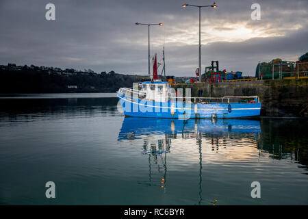 Kinsale, Cork, Irland. 14. Januar, 2019. Fischerboot Naomh Ríoch verlässt den Pier in Kinsale, Co Cork vor der Morgendämmerung für Garnelen und Muscheln vor der Küste. Quelle: David Creedon/Alamy leben Nachrichten Stockfoto