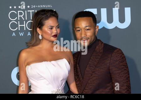 Chrissy Teigen und John Legend nehmen an der 24. jährlichen Critics' Choice Awards auf der Barker Hangar in Santa Monica, Los Angeles, Kalifornien, USA, am 13. Januar 2019. | Verwendung weltweit Stockfoto