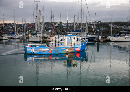 Kinsale, Cork, Irland. 14. Januar, 2019. Fischerboot Naomh Ríoch verlässt den Pier in Kinsale, Co Cork vor der Morgendämmerung für Garnelen und Muscheln vor der Küste. Quelle: David Creedon/Alamy leben Nachrichten Stockfoto