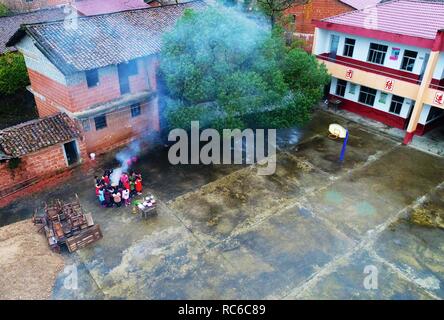 (190114) - NANCHANG, Jan. 14, 2019 (Xinhua) - Wichtigste Zhang Zhanliang und Studenten Kochen einer Mahlzeit im Huangni Volksschule in Chuntao Stadt Yingtan Yujiang Bezirk der Stadt, im Osten der chinesischen Provinz Jiangxi, Jan. 3, 2019. Zhang Zhanliang, die Direktion der Huangni Grundschule, hat allgemein kürzlich für die Betreuung der Schule links - hinter die Kinder, deren Eltern sind Wanderarbeiter in den Städten bekannt. Seit Jahren gibt es keine Kantine in Huangni Volksschule. Als Auftraggeber im Jahr 2018 ernannt, Zhang Zhanliang verbrachte seine eigenen Geld kochen zusätzliche Mahlzeit für diese Links behin Stockfoto