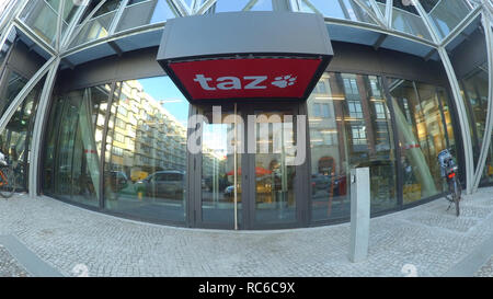 Berlin, Deutschland. 14 Jan, 2019. "Taz" steht über dem Eingang der Redaktion Gebäude der 'taz' in der Friedrichstraße. Am Morgen hatten mehrere Leute das Gebiet eingedrungen, greift eine der Mitarbeiter und das Aufstellen von Plakaten. Die Polizei beendete die kurzfristige Besetzung. Die 'taz' eine Nachricht über den Vorfall auf der Homepage veröffentlicht. Danach werden die eindringlinge waren Aktivisten der rechtsextremen Bewegung "Identität". Credit: Paul Zinken/dpa/Alamy leben Nachrichten Stockfoto