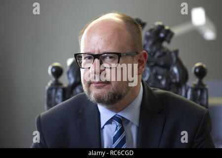 Danzig, Polen. 18 Mai, 2018. (Anmerkung des Editors: Datei Foto) Bürgermeister von Danzig Pavel Adamovich in seinem Büro in einem Interview im Mai 2018. Ein Mann, der ein Messer, eine Wohltätigkeitsveranstaltung in Danzig, wo der Bürgermeister besuchte und ihm am 13. Januar 2019 Verwundete gehetzt. Quelle: Igor Russak/SOPA Images/ZUMA Draht/Alamy leben Nachrichten Stockfoto