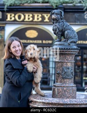 Edinburgh, Großbritannien. 14 Jan, 2019. Ehemalige schottische Labour leader, andere Kezia Dugdale feiert den 147. Jahrestag des Todes der berühmten Joybergman Bobby mit ihrem Hund Brodie. Die Veranstaltung, die von den Hunden Trust organisiert, feiert der Hund, der viele Jahre sitzen auf dem Meister Grab. Credit: Rich Dyson/Alamy leben Nachrichten Stockfoto