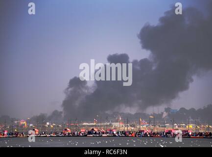 Allahabad, Uttar Pradesh, Indien. 14 Jan, 2019. Allahabad: Eine Ansicht von Rauch beim Feuer, das nach einem Zylinder in einem Zelt am Digambar Ani Akhara an der Kumbh Mela Ort explodierte, in Allahabad am 14-01-2019 brach. Credit: Prabhat Kumar Verma/ZUMA Draht/Alamy leben Nachrichten Stockfoto