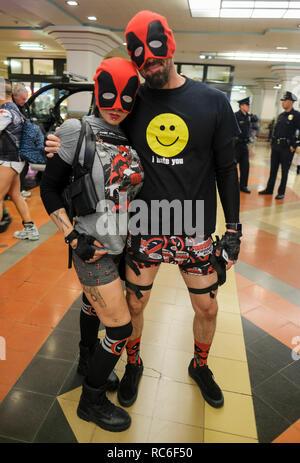 Los Angeles, USA. 13 Jan, 2019. Die Teilnehmer nehmen an den jährlichen Internationalen 'No Pants Subway Ride' an der Union Station in Los Angeles, USA, Jan. 13, 2019. Credit: Zhao Hanrong/Xinhua/Alamy leben Nachrichten Stockfoto