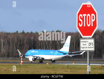 Hannover, Deutschland. 14 Jan, 2019. Ein KLM-Cityhopper-Embraer 175 Jet auf die Nordbahn des Flughafens. Wegen Warnstreiks angekündigt am 15.01.2019, mehr als ein Drittel der Verbindungen am Flughafen Hannover wird abgebrochen. Nach Angaben von Verdi, 500 Mitarbeiter am Flughafen Hannover sind aufgerufen, auf einem 24-stündigen Warnstreik zu gehen. Quelle: Holger Hollemann/dpa/Alamy leben Nachrichten Stockfoto