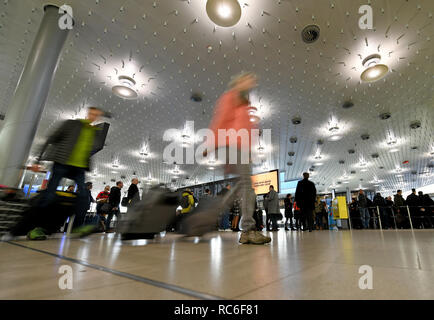 Hannover, Deutschland. 14 Jan, 2019. Passagiere gehen und stand auf der Abflugebene ein des Flughafens. Wegen Warnstreiks angekündigt am 15.01.2019, mehr als ein Drittel der Verbindungen am Flughafen Hannover wird abgebrochen. Nach Angaben von Verdi, 500 Mitarbeiter am Flughafen Hannover sind aufgerufen, auf einem 24-stündigen Warnstreik zu gehen. Quelle: Holger Hollemann/dpa/Alamy leben Nachrichten Stockfoto