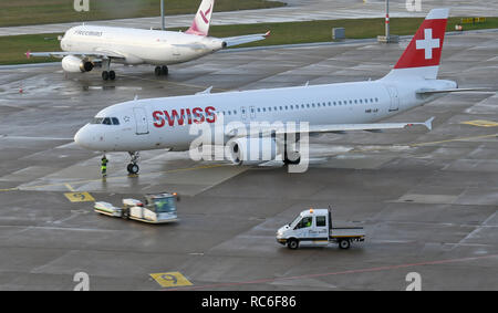 Hannover, Deutschland. 14 Jan, 2019. Ein Airbus A 320-214 der Swiss International Air Lines ist das Rollen auf den take-off Position auf der südlichen Start- und Landebahn des Flughafens. Wegen Warnstreiks angekündigt am 15.01.2019, mehr als ein Drittel der Verbindungen am Flughafen Hannover wird abgebrochen. Nach Angaben von Verdi, 500 Mitarbeiter am Flughafen Hannover sind aufgerufen, auf einem 24-stündigen Warnstreik zu gehen. Quelle: Holger Hollemann/dpa/Alamy leben Nachrichten Stockfoto