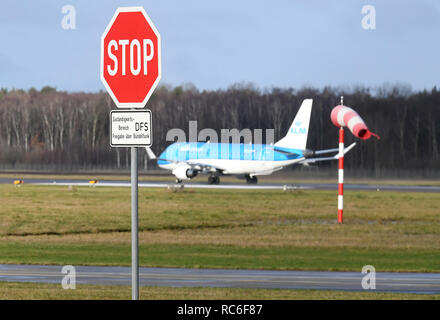 Hannover, Deutschland. 14 Jan, 2019. Ein KLM-Cityhopper-Embraer 175 Jet auf die Nordbahn des Flughafens. Wegen Warnstreiks angekündigt am 15.01.2019, mehr als ein Drittel der Verbindungen am Flughafen Hannover wird abgebrochen. Nach Angaben von Verdi, 500 Mitarbeiter am Flughafen Hannover sind aufgerufen, auf einem 24-stündigen Warnstreik zu gehen. Quelle: Holger Hollemann/dpa/Alamy leben Nachrichten Stockfoto