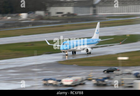 Hannover, Deutschland. 14 Jan, 2019. Ein KLM-Cityhopper-Embraer 175-Jet Brötchen aus der nördlichen Start- und Landebahn in der Ankunftshalle des Flughafens. Wegen Warnstreiks angekündigt am 15.01.2019, mehr als ein Drittel der Verbindungen am Flughafen Hannover wird abgebrochen. Nach Angaben von Verdi, 500 Mitarbeiter am Flughafen Hannover sind aufgerufen, auf einem 24-stündigen Warnstreik zu gehen. Quelle: Holger Hollemann/dpa/Alamy leben Nachrichten Stockfoto