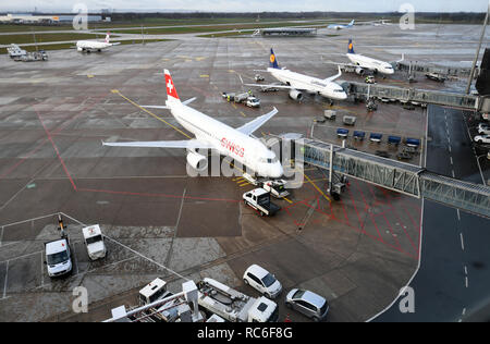 Hannover, Deutschland. 14 Jan, 2019. Flugzeuge sind vor den Toren der Ankünfte und Abfahrten Stufe A des Flughafens angedockt. Wegen Warnstreiks angekündigt am 15.01.2019, mehr als ein Drittel der Verbindungen am Flughafen Hannover wird abgebrochen. Nach Angaben von Verdi, 500 Mitarbeiter am Flughafen Hannover sind aufgerufen, auf einem 24-stündigen Warnstreik zu gehen. Quelle: Holger Hollemann/dpa/Alamy leben Nachrichten Stockfoto