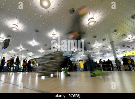 Hannover, Deutschland. 14 Jan, 2019. Passagiere gehen und stand auf der Abflugebene ein des Flughafens. Wegen Warnstreiks angekündigt am 15.01.2019, mehr als ein Drittel der Verbindungen am Flughafen Hannover wird abgebrochen. Nach Angaben von Verdi, 500 Mitarbeiter am Flughafen Hannover sind aufgerufen, auf einem 24-stündigen Warnstreik zu gehen. Quelle: Holger Hollemann/dpa/Alamy leben Nachrichten Stockfoto