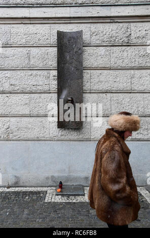 Prag, Tschechische Republik. 09 Jan, 2019. Denkmal mit Jan Palach's Tod Maske von Bildhauer Olbram Zoubek an der Fakultät für Kunst, Jan Palach Square, Prag, Tschechische Republik, 9. Januar 2019 durch die Pest. Palach, Studentin der Fakultät der Karls Universität der Künste, stellen Sie sich auf Feuer in Prag am 16. Januar 1969 aus Protest gegen die zunehmende Lethargie nach dem 21. August 1968 den sowjetischen Einmarsch in der Tschechoslowakei. Er starb an den schweren Verbrennungen drei Tage später, im Alter von 20 Jahren. Credit: Roman Vondrous/CTK Photo/Alamy leben Nachrichten Stockfoto