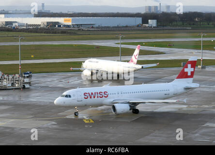 Hannover, Deutschland. 14 Jan, 2019. Ein Airbus A 320-214 der Swiss International Air Lines ist das Rollen auf den take-off Position auf der südlichen Start- und Landebahn des Flughafens. Wegen Warnstreiks angekündigt am 15.01.2019, mehr als ein Drittel der Verbindungen am Flughafen Hannover wird abgebrochen. Nach Angaben von Verdi, 500 Mitarbeiter am Flughafen Hannover sind aufgerufen, auf einem 24-stündigen Warnstreik zu gehen. Quelle: Holger Hollemann/dpa/Alamy leben Nachrichten Stockfoto