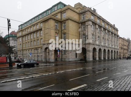 Prag, Tschechische Republik. 09 Jan, 2019. Denkmal mit Jan Palach's Tod Maske von Bildhauer Olbram Zoubek an der Fakultät für Kunst, Jan Palach Square, Prag, Tschechische Republik, 9. Januar 2019 durch die Pest. Palach, Studentin der Fakultät der Karls Universität der Künste, stellen Sie sich auf Feuer in Prag am 16. Januar 1969 aus Protest gegen die zunehmende Lethargie nach dem 21. August 1968 den sowjetischen Einmarsch in der Tschechoslowakei. Er starb an den schweren Verbrennungen drei Tage später, im Alter von 20 Jahren. Credit: Roman Vondrous/CTK Photo/Alamy leben Nachrichten Stockfoto