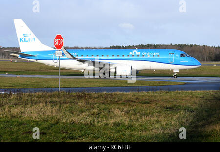 Hannover, Deutschland. 14 Jan, 2019. Ein KLM-Cityhopper-Embraer 175 Jet auf die Nordbahn des Flughafens. Wegen Warnstreiks angekündigt am 15.01.2019, mehr als ein Drittel der Verbindungen am Flughafen Hannover wird abgebrochen. Nach Angaben von Verdi, 500 Mitarbeiter am Flughafen Hannover sind aufgerufen, auf einem 24-stündigen Warnstreik zu gehen. Quelle: Holger Hollemann/dpa/Alamy leben Nachrichten Stockfoto