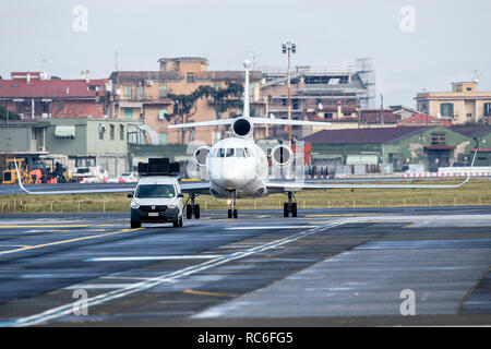 Rom, Italien. 14 Jan, 2019. Rom (Italien) vom Flughafen Ciampino - Rückkehr nach Italien der Ex-Terroristen Cesare Battisti in Bolivien im Foto das Flugzeug Kredit aufgenommen: LaPresse/Alamy leben Nachrichten Stockfoto