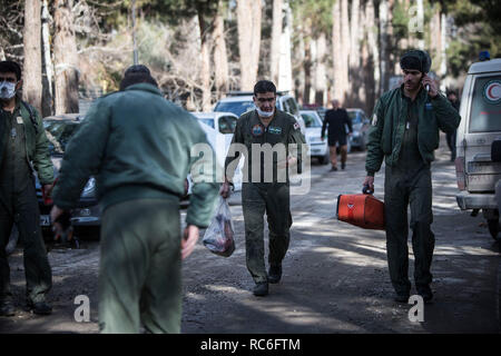 Karaj, Iran. 14 Jan, 2019. Retter arbeiten an der Unfallstelle einer Boeing 707 Flugzeug in Karaj, Iran, 14.01.2019. Mindestens 15 Menschen wurden am Montag in der Absturz getötet. Credit: Ahmad Halabisaz/Xinhua/Alamy leben Nachrichten Stockfoto