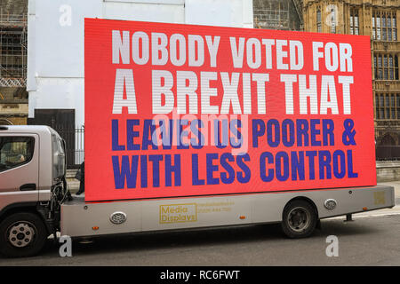 Westminster, London, Großbritannien. 14 Jan, 2019. Anti Brexit Demonstranten haben ein Fahrzeug mit einer großen LED-Bildschirm die Meldung angestellt. Pro und Anti Brexit Proteste sammeln Dynamik außerhalb der Häuser des Parlaments und am College Green in Westminster, vor der morgigen Abstimmung im Parlament über die Premierminister Brexit beschäftigen. Credit: Imageplotter Nachrichten und Sport/Alamy leben Nachrichten Stockfoto