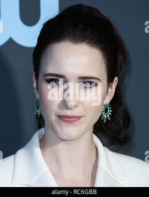 SANTA MONICA, Los Angeles, CA, USA - 13. Januar: Schauspielerin Rachel Brosnahan Tragen eines Carolina Herrera, Jimmy Choo Schuhe und Tasche, Nikos Khoulis Schmuck und Ana Khouri Ringe kommt an der 24. jährlichen Critics' Choice Awards im Barker Hangar am 13 Januar, 2019 in Santa Monica, Los Angeles, Kalifornien, USA. (Foto von Xavier Collin/Image Press Agency) Quelle: Bild Presse Agentur/Alamy leben Nachrichten Stockfoto