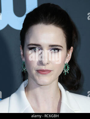 SANTA MONICA, Los Angeles, CA, USA - 13. Januar: Schauspielerin Rachel Brosnahan Tragen eines Carolina Herrera, Jimmy Choo Schuhe und Tasche, Nikos Khoulis Schmuck und Ana Khouri Ringe kommt an der 24. jährlichen Critics' Choice Awards im Barker Hangar am 13 Januar, 2019 in Santa Monica, Los Angeles, Kalifornien, USA. (Foto von Xavier Collin/Image Press Agency) Quelle: Bild Presse Agentur/Alamy leben Nachrichten Stockfoto